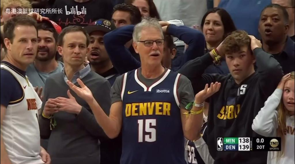 導(dǎo)火索？回顧此前掘金對(duì)陣森林狼，威少送出三分犯規(guī)后的眾生相！