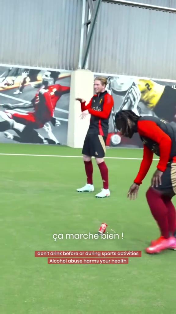 來自贊助商的任務！德布勞內的顛啤酒瓶挑戰(zhàn)！