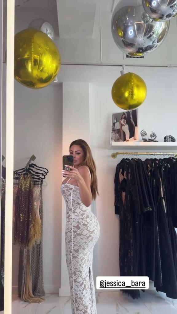 徐娘半老！皮蓬前妻穿吊帶裙自拍，這身材也太炸裂了！