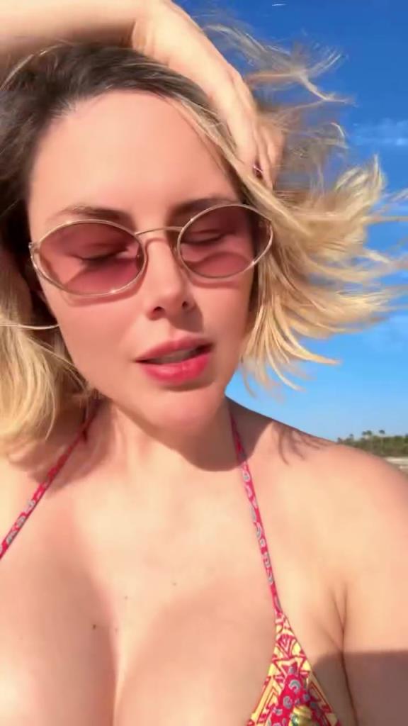 這泳衣尺碼小了！歐冠女主持這身材真的呼之欲出