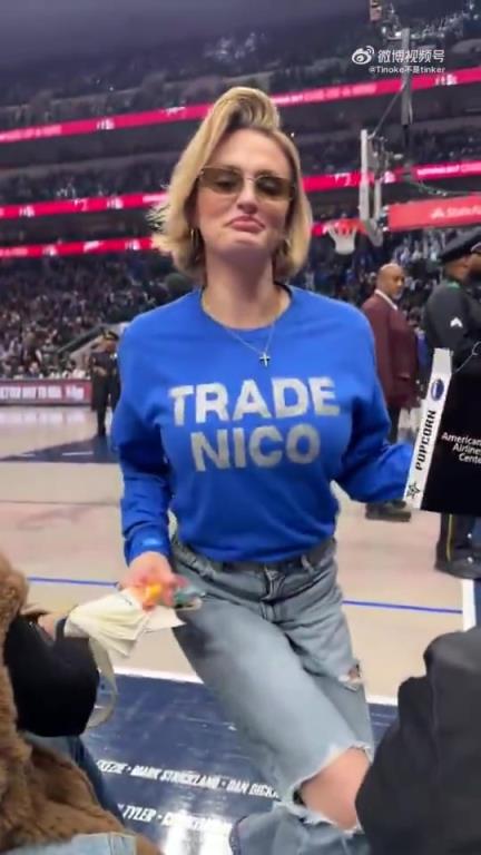 主場(chǎng)不準(zhǔn)球迷打印“解雇Nico”標(biāo)語(yǔ)，女球迷就出此下策