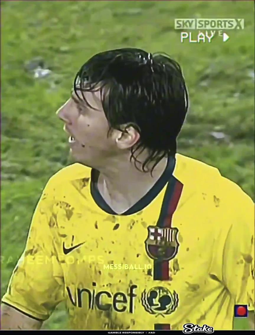 當時下著前所未有的大雨，球場上有一個水坑，梅西從水坑里拿起球