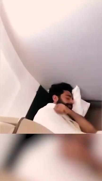 嬰兒般睡眠~薩拉赫在飛機上席地而睡引起張伯倫等人大笑