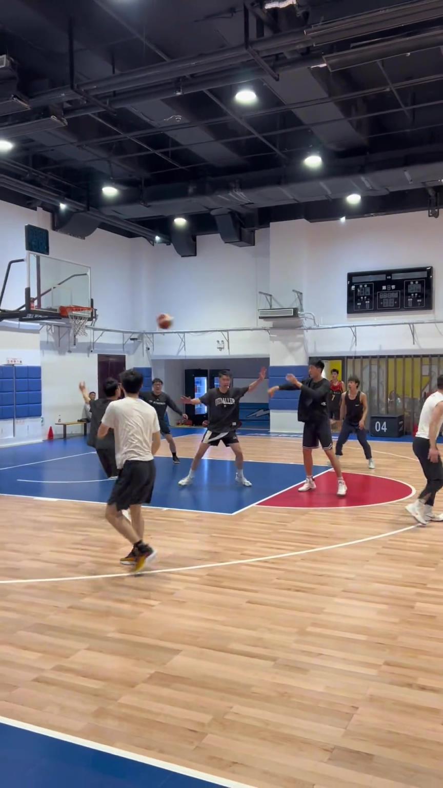 對手回家后：老婆，我今天在野球場匹配到巔峰馬刺隊(duì)了！