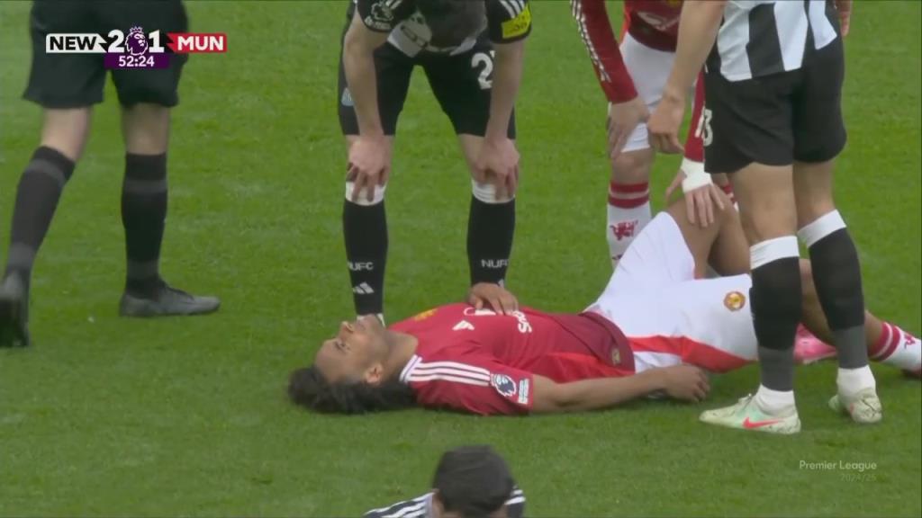 發(fā)力過猛！齊爾克澤中路帶球過人后自己拉傷！被霍伊倫替換下場！