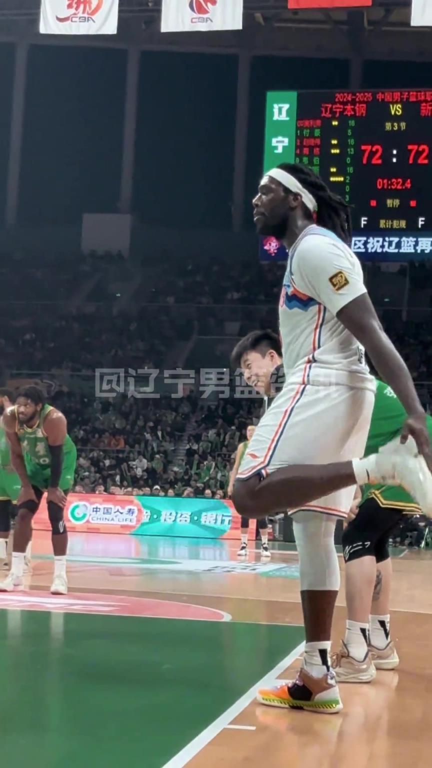 哈雷爾狂噴奧利弗：我會(huì)在澳洲干你小子！裁判吹T送他離場