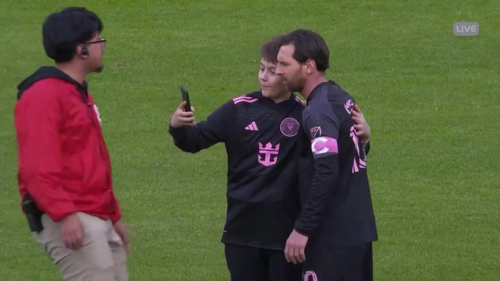 同意合影！比賽結(jié)束小球迷闖入球場找梅西合影！