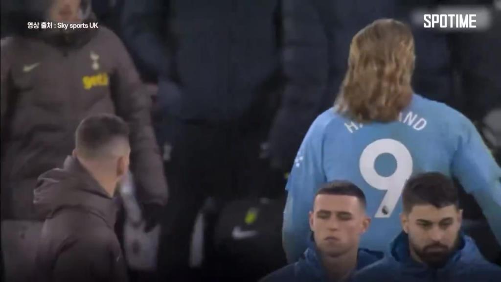 火爆~哈蘭德現(xiàn)場失控狂飆臟話，這一頭金發(fā)是真吸眼球啊