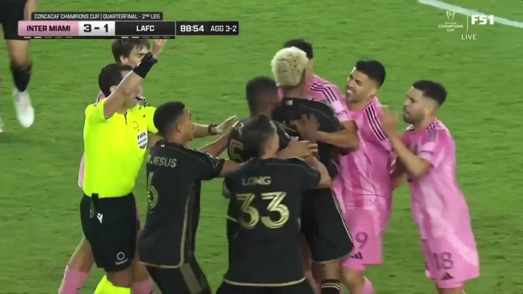 倆活寶！蘇亞雷斯差點把阿爾巴掐到喘不過氣你倆是來吵架嘛