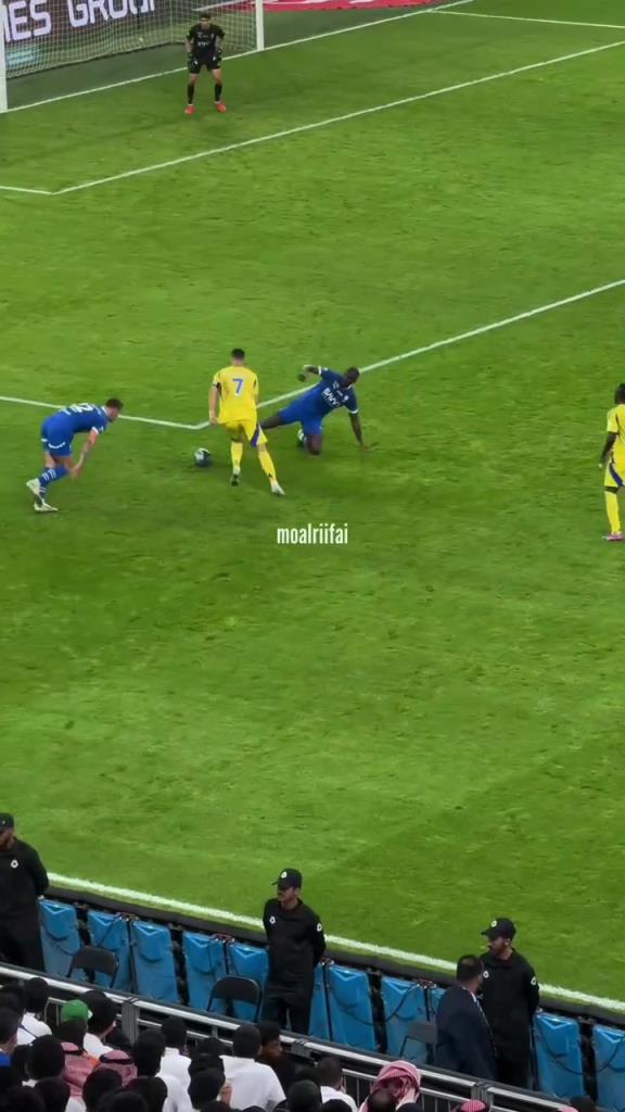 一個純粹的運動員！40歲的C羅依然在為他心愛的足球奔跑！