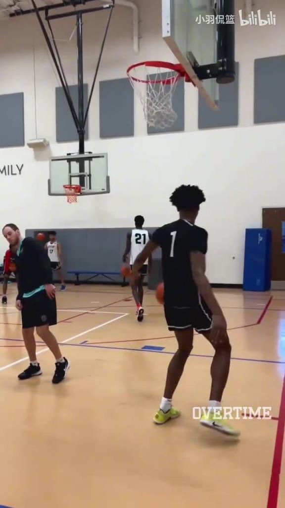 地表最強(qiáng)身體素質(zhì)？阿門扣籃簡直就像直升機(jī)起飛一樣！