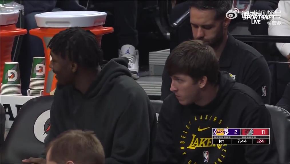 鎖定西部第三愜意得很！里夫斯輪休在板凳席上吃東西被抓拍到了