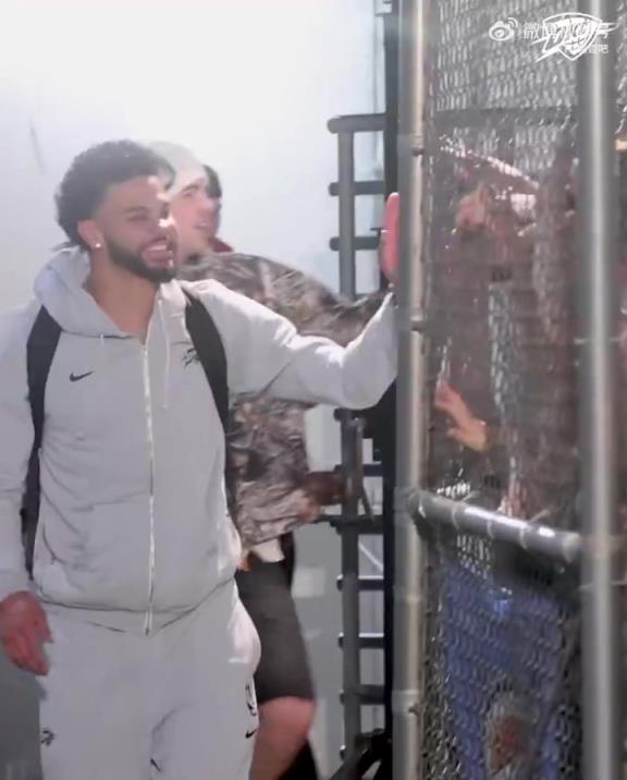 68勝歷史第五傲人戰(zhàn)績！雷霆全員回到OKC，當(dāng)?shù)厍蛎詿崆榻訖C(jī)