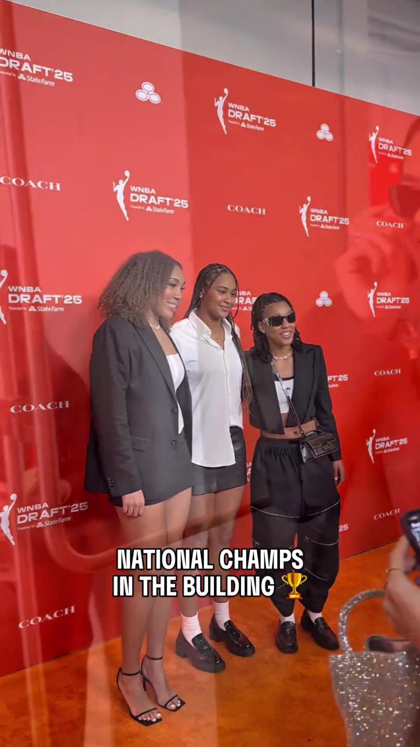 吧友們有喜歡的嗎？WNBA選秀大會(huì)上，到處都有靚麗的風(fēng)景線