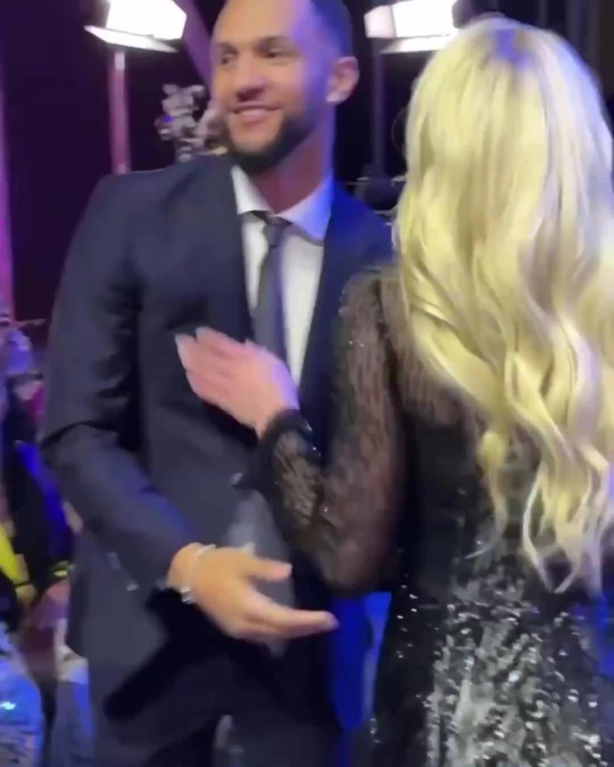 身材姣好！薩格斯的女友海莉被芝加哥天空選中！兩人接吻慶祝