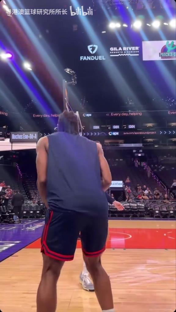 機器人級別的靜態(tài)身體！近距離看小卡的賽前熱身！