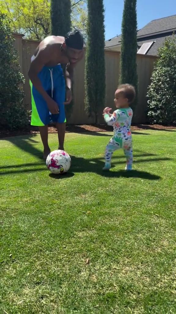 足球要從娃娃抓起！SGA帶娃踢足球，小孩摔倒時鼓掌“嘲笑”！