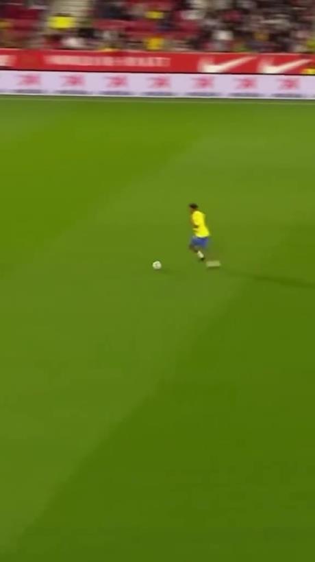 45歲還開(kāi)掛！小羅再現(xiàn)牛尾巴過(guò)人，微笑單挑門(mén)將輕松打進(jìn)